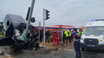 Muğla'da katliam gibi kaza: Araç direkte asılı kaldı