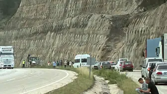 Tokat’ta heyelan trafiği felç etti! D-100 kara yolu tek yönlü kapatıldı