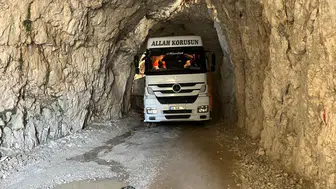 Erzincan'da tır, tünele sıkıştı!