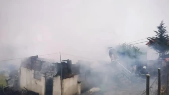 Sinop'ta ahşap ev alevlere teslim oldu