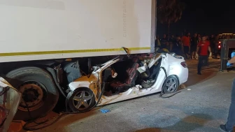 Mersin’de korkunç kaza: Otomobil tırın altına girdi