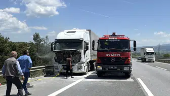 Anadolu Otoyolu'nda panik anları: Seyir halindeki tır yandı!
