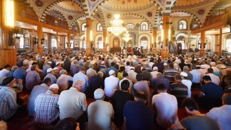 Bugün Cuma namazı saat kaçta?