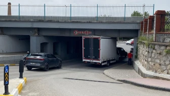 Alt geçitte sıkışan araç trafiği kilitledi