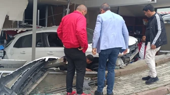 Sancaktepe'de feci kaza: Otomobil telefoncuya daldı!