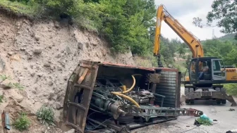Artvin'de iş makinesi devrildi: 1 ölü, 2 yaralı!