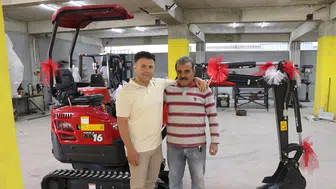 Ülkesine dönen Suriyeli işçisine iş makinesi hediye etti