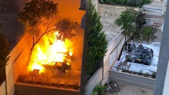 Gaziantep'te feci yangın: 2 lüks araç küle döndü!