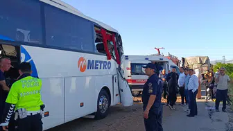 Afyonkarahisar'da yolcu otobüsü tıra çarptı: Çok sayıda yaralı var!