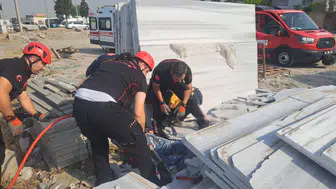 Kahramanmaraş'ta feci olay: Mermer bloklar devrildi: 2 işçi yaralandı