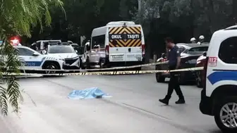 Yere uzanan kadın, 2 aracın altında kaldı!