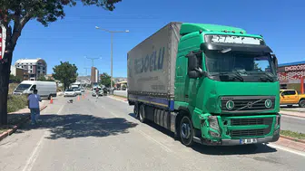 Sivas'ta kahreden kaza: Tırın çarptığı yaya can verdi