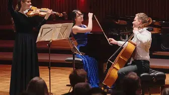 Bursalı genç piyanist Arya Su Gülenç’ten Almanya’da büyük zafer!