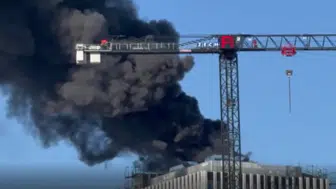 Berlin'de gökdelen yangını: Patlama sesleri yükseldi