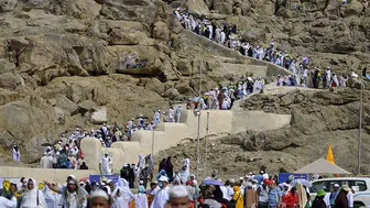 Arafat yolculuğu başlıyor: Hacı adayları 50 derece sıcakta kutsal göreve hazırlanıyor