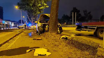 Ağaca çarpan sürücü ölümden döndü!