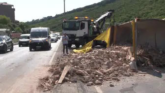 Maltepe'de hafriyat kamyonu devrildi