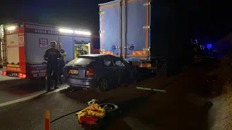 Bursa'da otomobil kamyonun altına girdi: 1 ölü, 1 yaralı!
