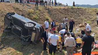 Otomobil şaramapole devrildi: 5 kişi yaralandı!
