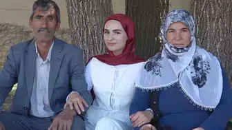 YKS sonrası kızını çiçeklerle karşılayan baba konuştu: Çocuklarımı okutmak için…