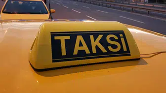 Fatih'te seyir halindeki takside yangın paniği