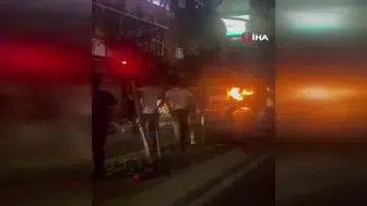 Minibüs cadde ortasında alev alev yandı