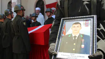 Hayatını kaybeden astsubay memleketi İzmir'de toprağa verildi