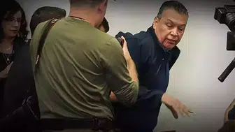 ABD’li senatör zorla salondan atıldı