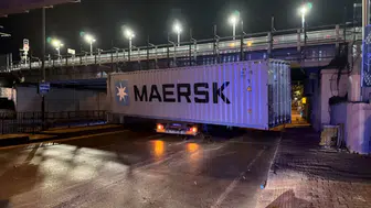 Fatih'te panik anları: Tırın dorsesindeki konteyner alt geçide takıldı