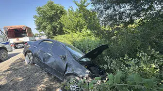 Sakarya'da feci kaza! Bariyerlere giren otomobil tanker çarptı: 7 yaralı
