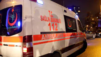 Bayrampaşa’da feci kaza: Otomobil refüje saplandı