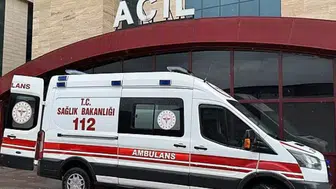 Bilettiği bıçakla koşarken çarptığı adamı yaraladı