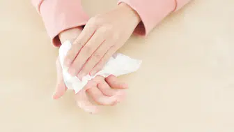 El terlemesi neden olur? El terlemesi nasıl geçer? El terlemesi neyin belirtisi olabilir?