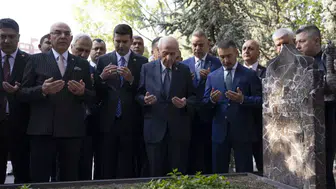 Devlet Bahçeli, Alparslan Türkeş'in kabrini ziyaret etti