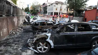 Ataşehir'de sanayi sitesinde yangın: Park halindeki otomobiller alev aldı!