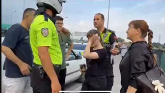 Aracı arızalanan YKS adayına polis yetişti: Genç kız gözyaşlarına boğuldu