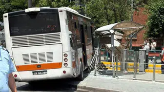 Otobüs, tramvay durağına daldı!