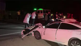 Balıkesir'de kahreden kaza! Otomobil, kamyona girdi!
