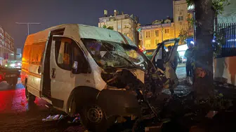 Avcılar'da feci kaza! Servis minibüsü ile otomobil çarpıştı