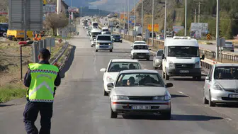 'Kilit Kavşak' alarmda! Bayram trafiği Kırıkkale'de yoğunlaştı