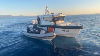 İzmir'de 47 göçmen kurtarıldı: 2 göçmen kaçakçısı yakalandı