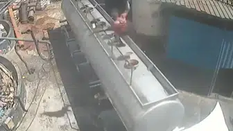 Nizip’te ayçiçek yağı fabrikasında korkutan patlama: Bir işçi ağır yaralandı