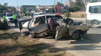 İşçi servisleriyle otomobil çarpıştı: Ortalık savaş alanına döndü