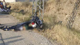 Elektrik direğine çarpan motosikletin sürücüsü öldü