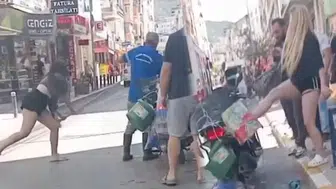 İzmir'de belediye çalışanına saldırı: O anlar kamerada!