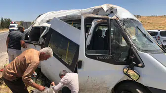 Adıyaman'da minibüs devrildi: 4'ü çocuk 5 yaralı