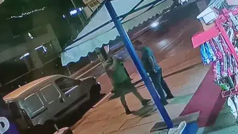 Yumrukladığı sürücü bayılınca kalp masajı yaptı