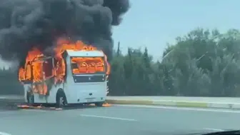 Balıkesir'de yolcu minibüsü alev alev yandı