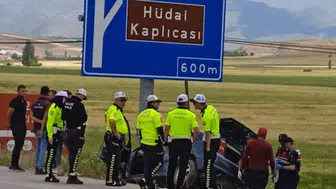 Afyonkarahisar'da korkunç kaza! Otomobil yol tabelasına çarptı: 1 ölü