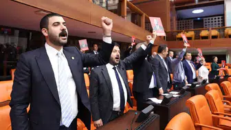 CHP'li vekiller Meclis'te protesto eylemi gerçekleştirdi